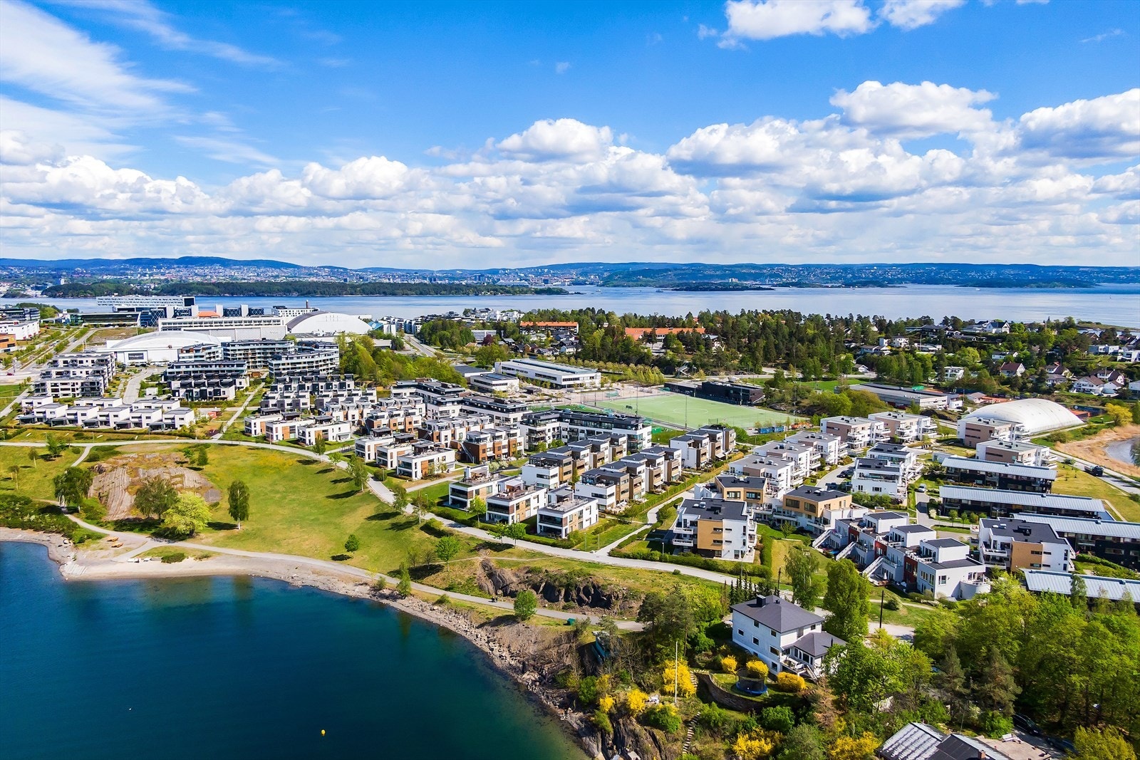 Oversiktsbilde Koksabukta - leiligheten ligger i første rekke til strand og sjø Galleribilde