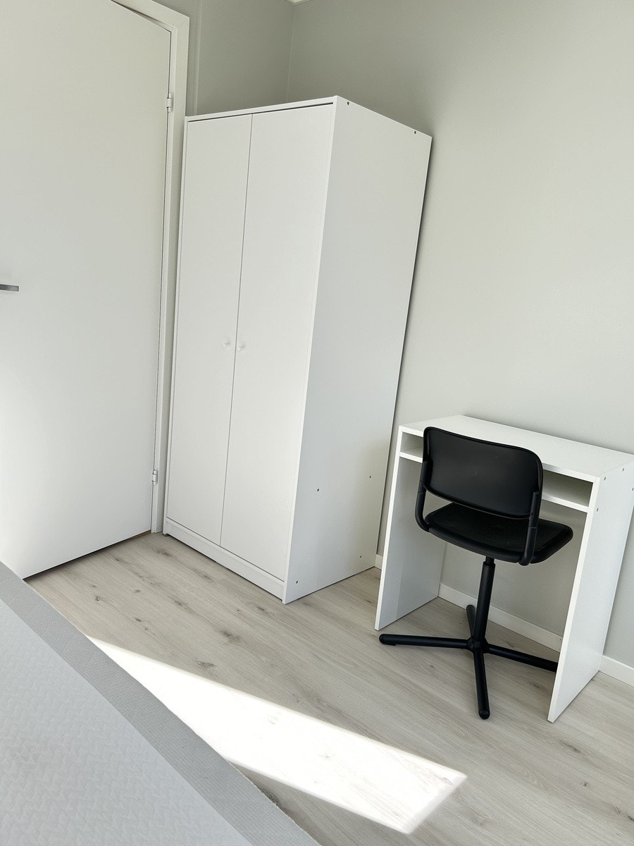 Soverommene er møblert med klesoppbevaring Galleribilde