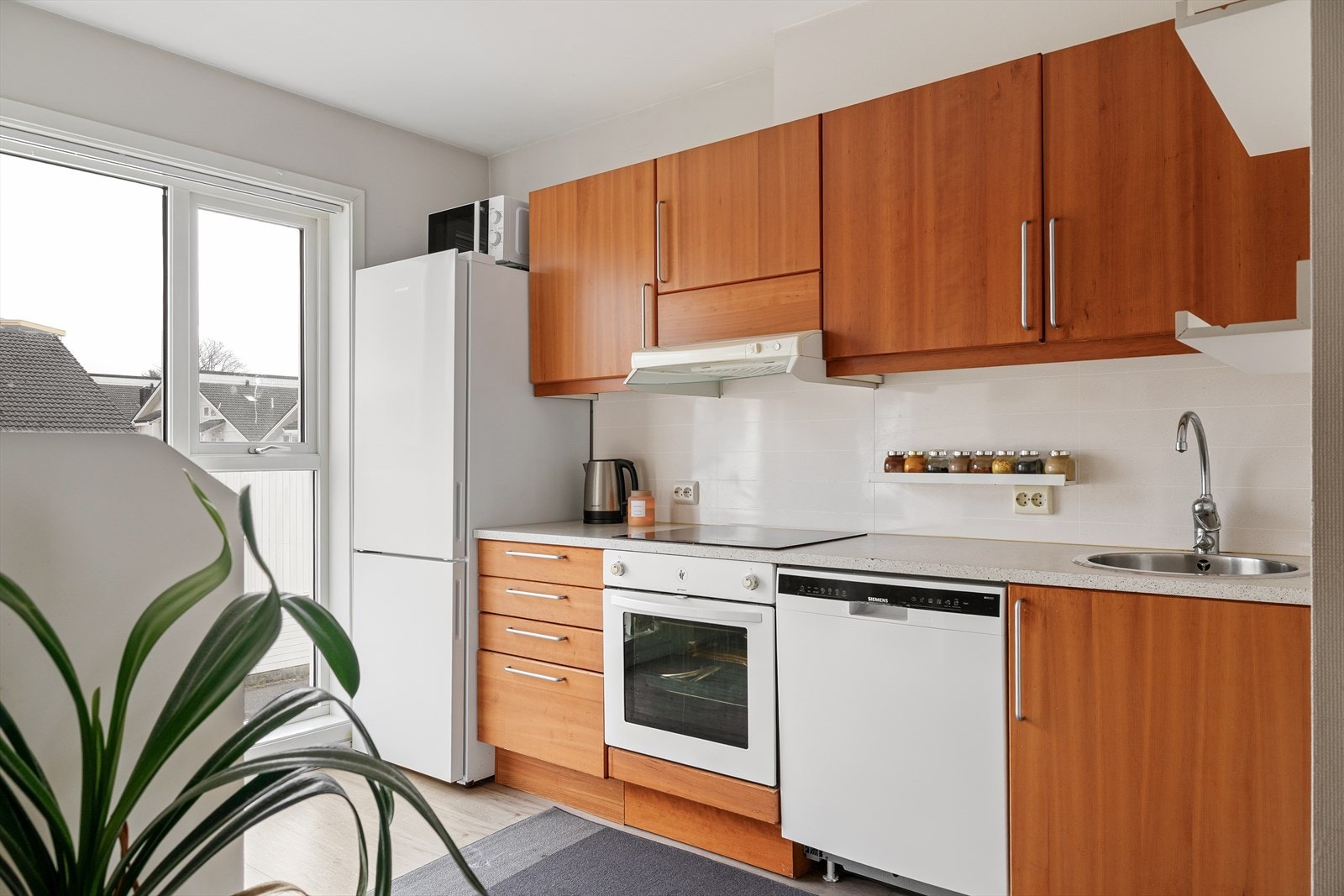 Kjøkkenet har integrert steikeovn og platetopp, samt frittstående kjøleskap som medfølger. Opplegg for oppvaskmaskin. Galleribilde