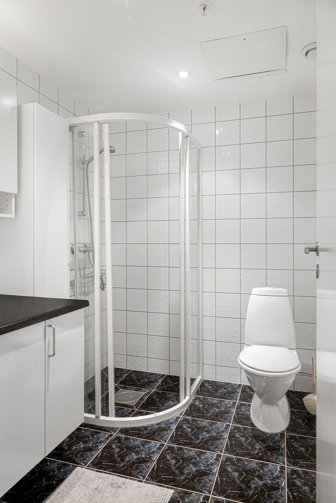 Helfliset bad med varmekabler i gulv og downlights i tak. Galleribilde