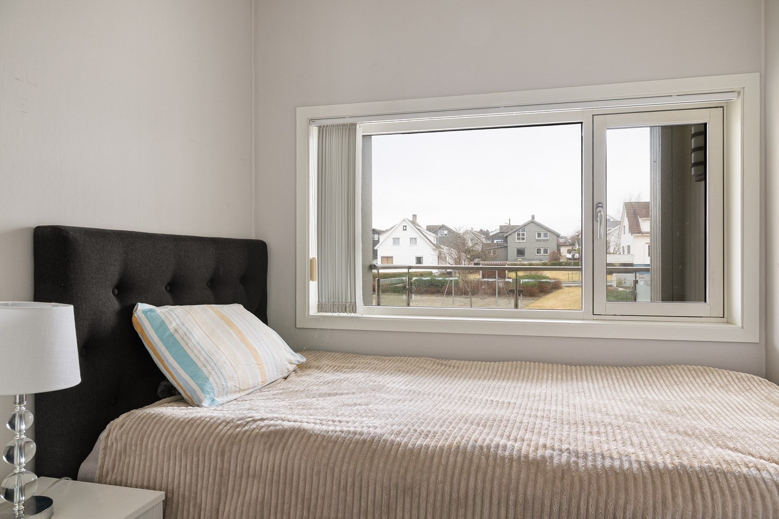 Soverom nr. 2 er et perfekt gjesterom/kontor som gir leiligheten det ekstra rommet mange ønsker seg. Galleribilde