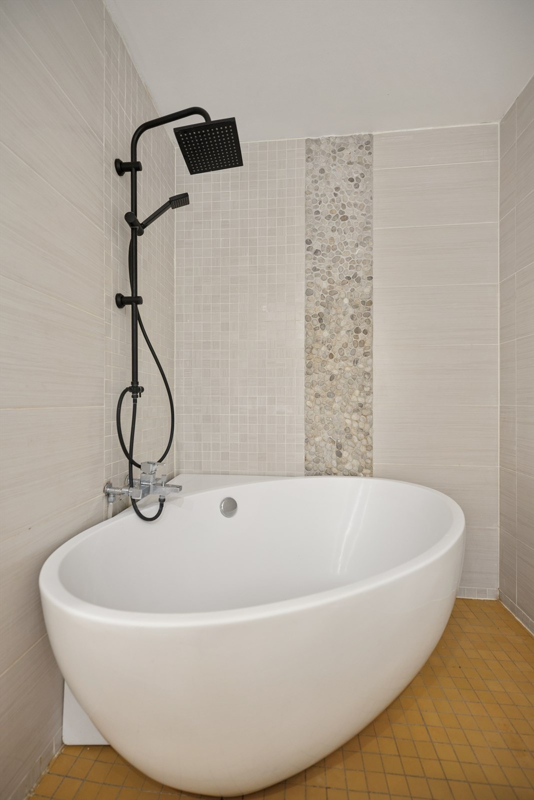 Badet ble modernisert i 2012 og har et frittstående hjørnebadekar med både regndusj og hånddusj. Galleribilde