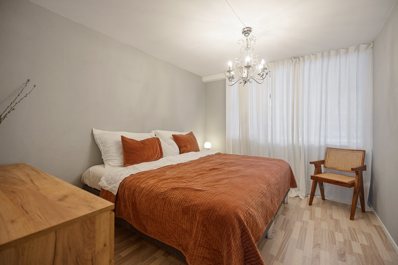 Leiligheten har tre soverom. Hovedsoverommet har god plass til dobbeltseng og evt. garderobeløsning. Vegg i vegg, finner du også garderoberommet som brukes i dag som walk in closet tilknyttet hovedsoverommet. Galleribilde