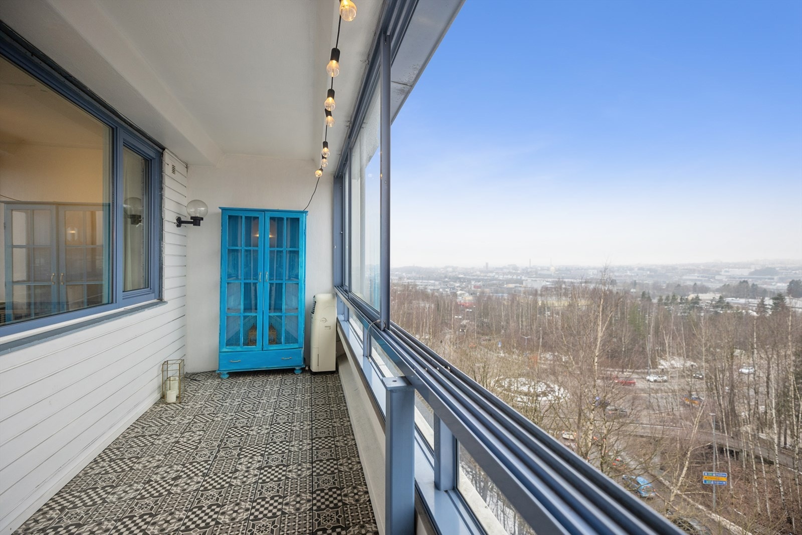 Boligen har to innglassede balkonger: en sydøstvendt balkong på ca. 15 m² (BRA-b) med utgang fra kjøkken, samt en nordvestvendt balkong på ca. 12 m² (BRA-b) med utgang fra stuen. Galleribilde