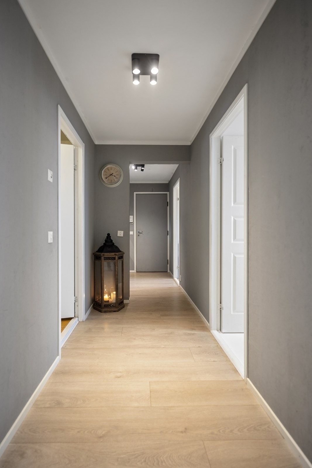 Gangen binder sammen leilighetens rom. De fleste vegger i leiligheten ble malt i perioden 2024-2025. Galleribilde