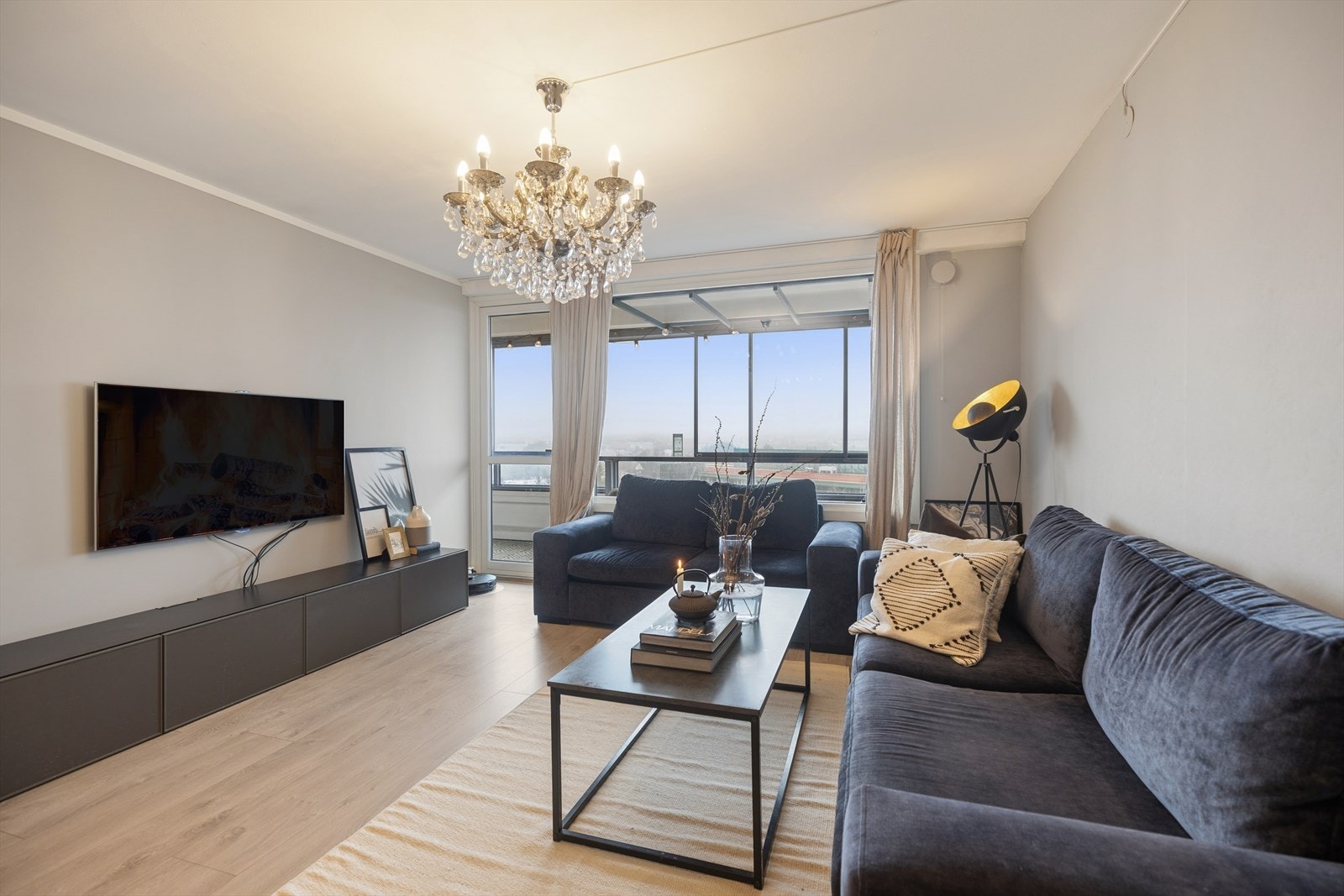 Stuen er romslig og lett å møblere, med utgang til en nordvestvendt innglasset balkong på 12 m². Galleribilde