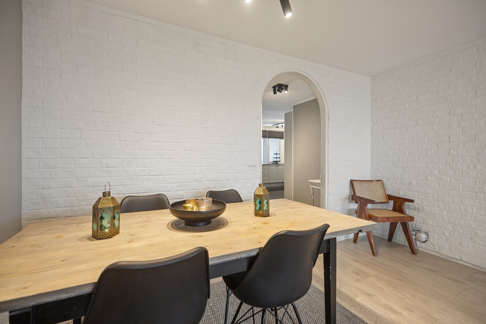 En vegg med malt teglstein gir spisestuen særpreg. Gulvet er nytt laminat fra 2022. Galleribilde