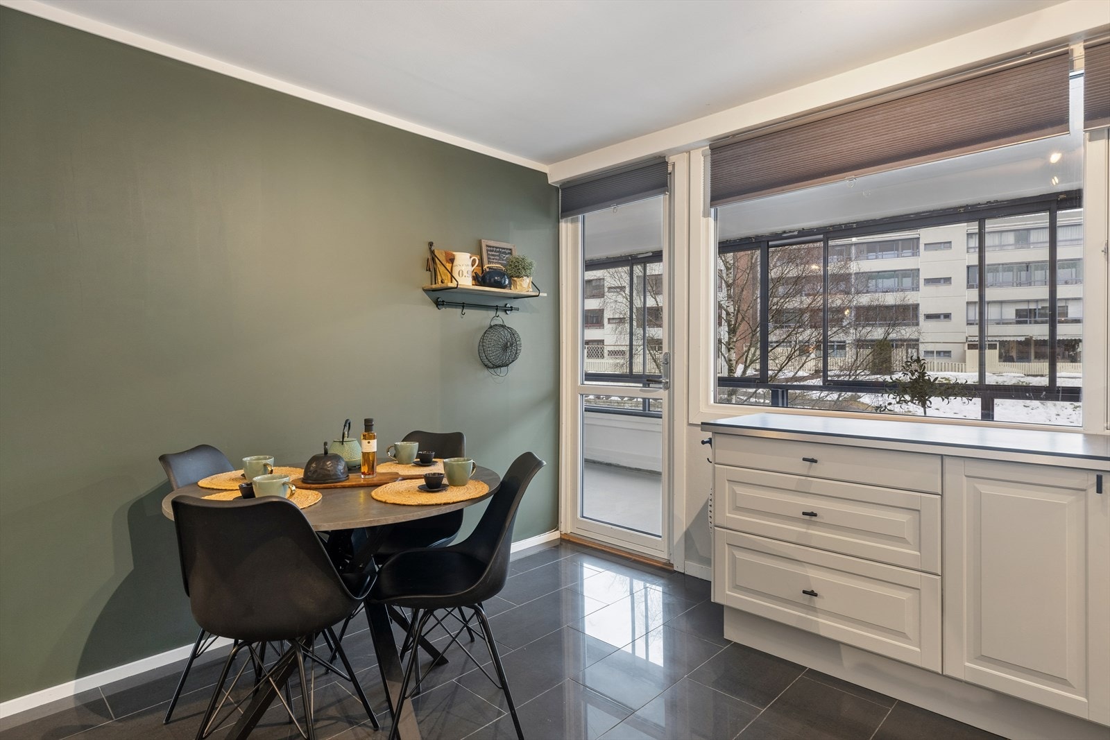 God plass til spisebord på kjøkkenet. Galleribilde