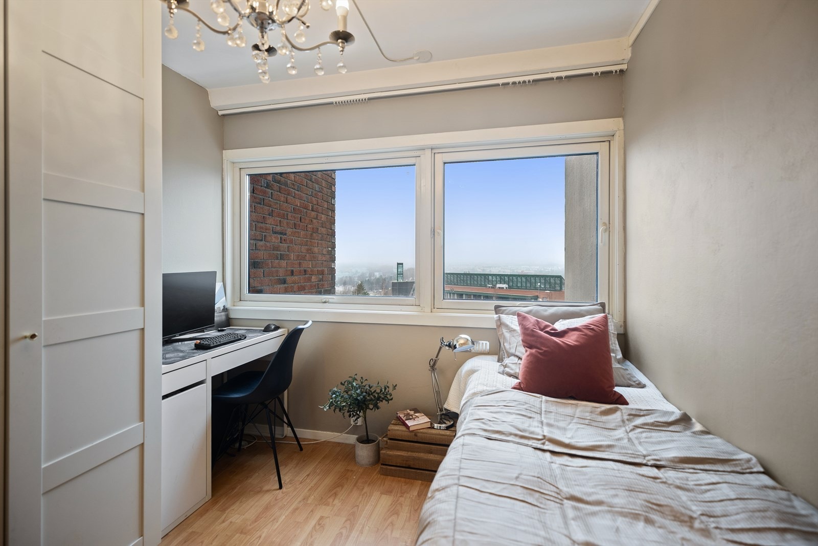 Det andre soverommet passer utmerket som barnerom, gjesterom eller kontor. Galleribilde