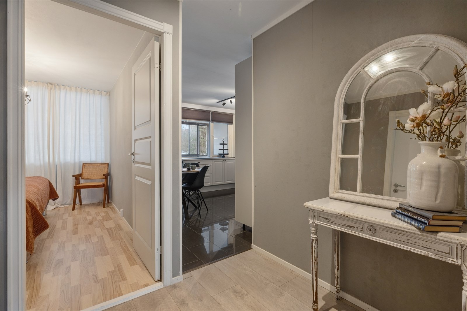 Hovedsoverommet med adkomst fra stuen. Galleribilde