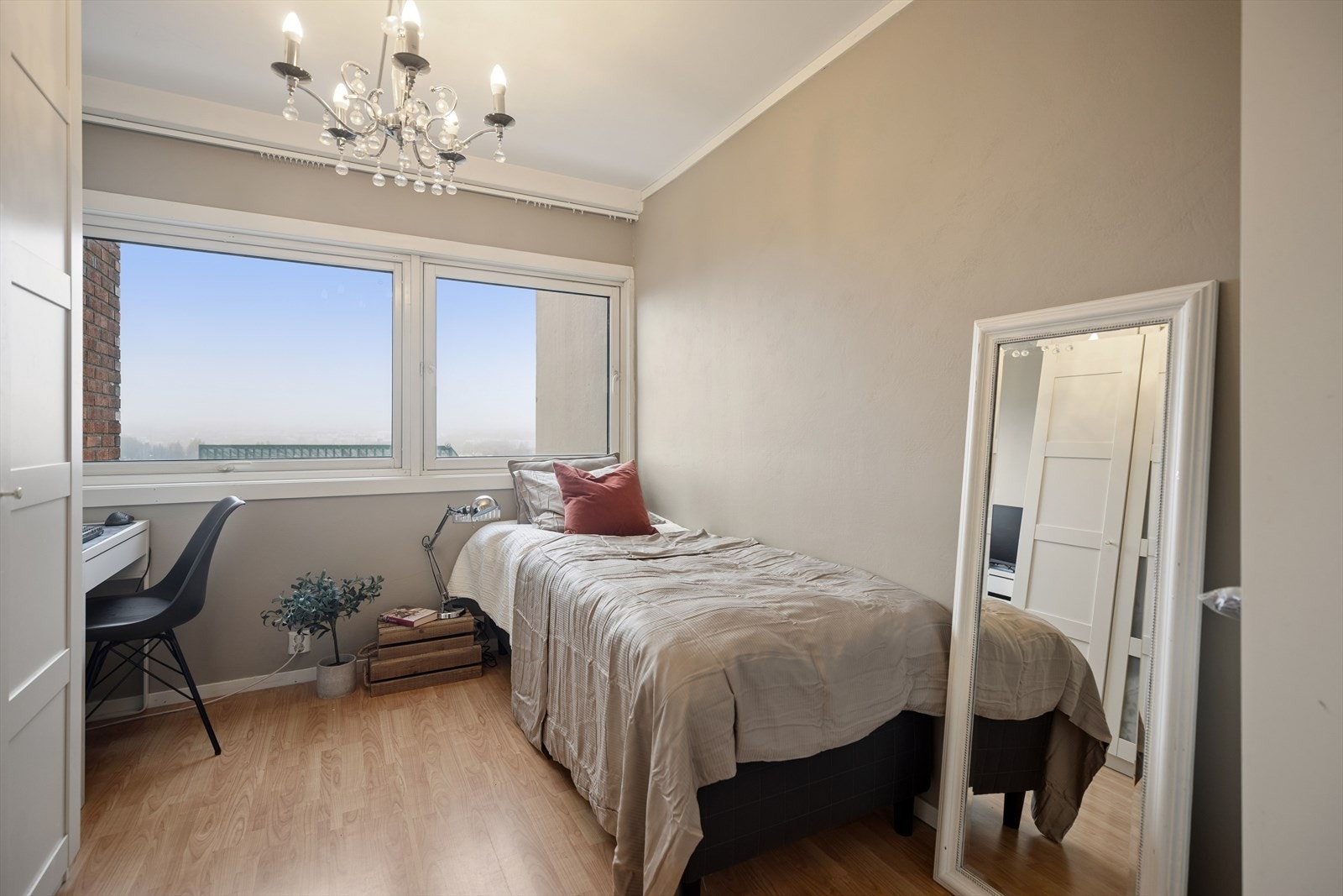 Også her er det laminatgulv og nylig malte vegger. Vinduene i bygget ble skiftet i 2011. Galleribilde