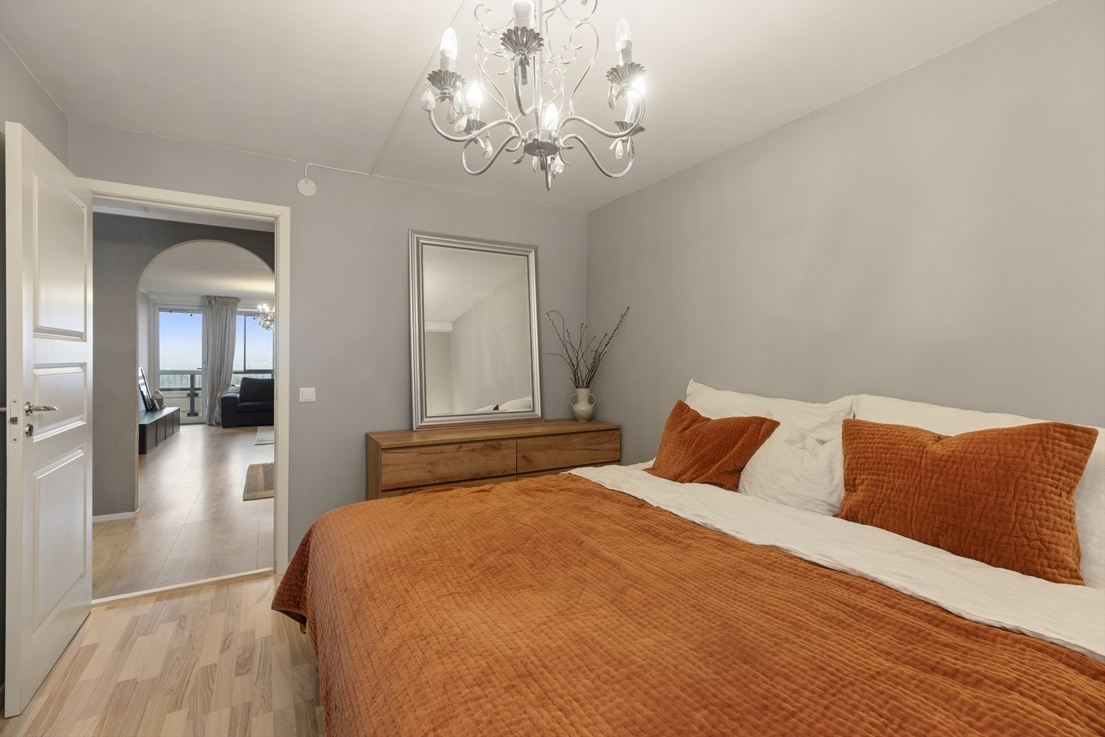 Dette soverommet har laminatgulv og vegger malt i perioden 2024-2025. Galleribilde