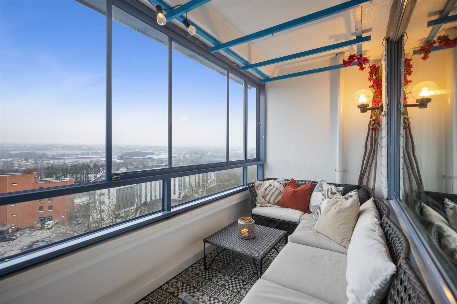 Eiendommen har en svært attraktiv beliggenhet på Nedre Lindeberg, med kort gangavstand til en rekke fasiliteter som t-bane, buss, barnehager, skoler, dagligvare og øvrige servicetilbud. Galleribilde