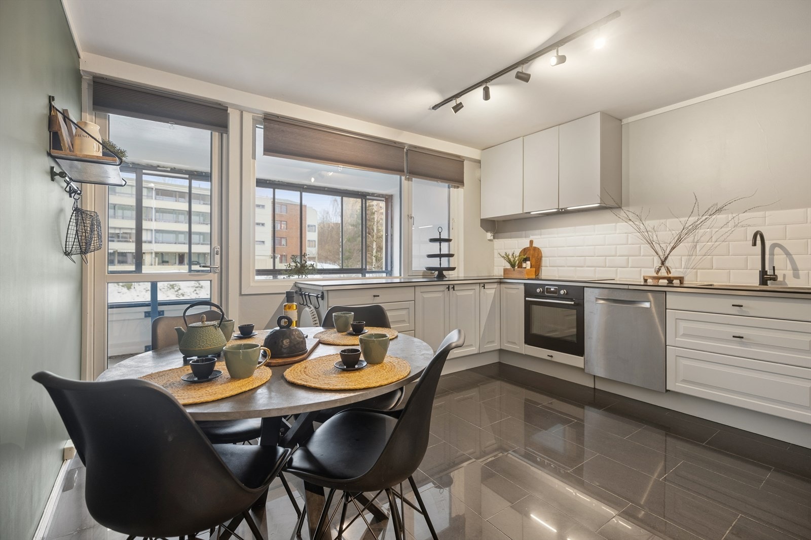 Tidløst og separat kjøkken med integrerte hvitevarer fra 2023 og rikelig med skap- og benkeplass. Galleribilde