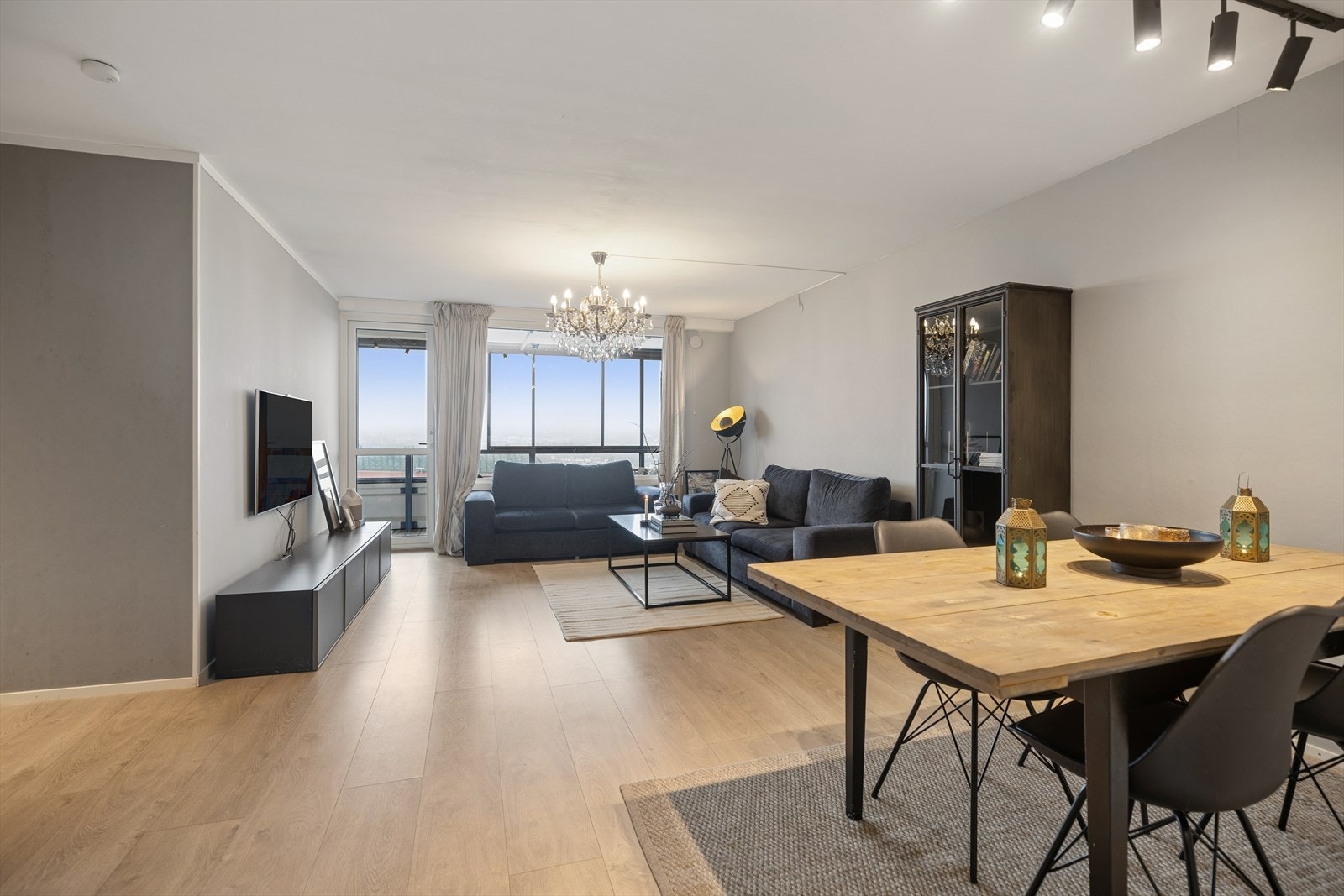 Dette er en gjennomgående 4-roms andelsleilighet med heisadkomst og garasjeplass. Galleribilde