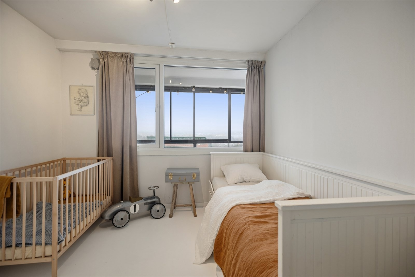 Det tredje soverommet har malt gulv og garderobeskap. Galleribilde