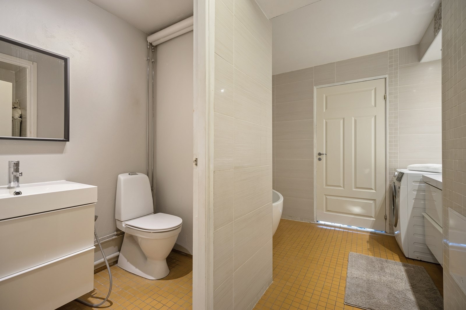 Praktisk løsning med separat toalettrom og opplegg for vaskesøyle på badet. Galleribilde