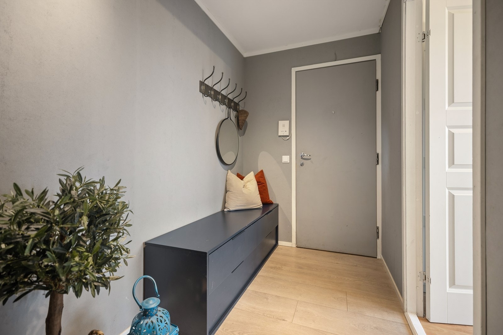 Innbydende entré med laminatgulv lagt i 2022 og nylig malte overflater. Galleribilde