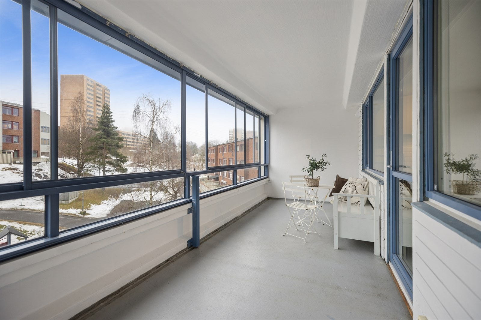 Fra spiseplassen på kjøkkenet er det utgang til den sydøstvendte balkongen på 15 m². Galleribilde