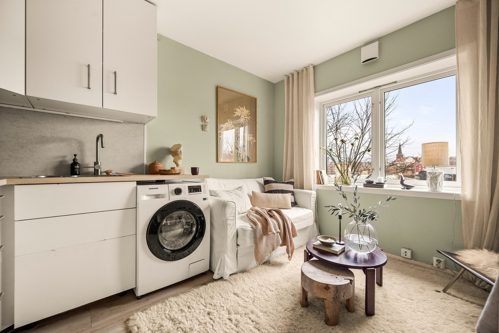 Leiligheten er malt i tidsriktige og moderne farger. Galleribilde