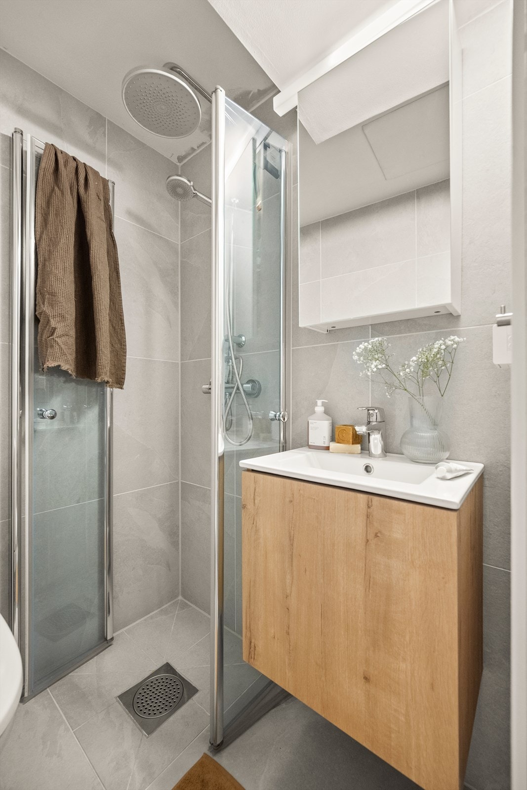 Dusjhjørne med svingbare glassdører. Galleribilde