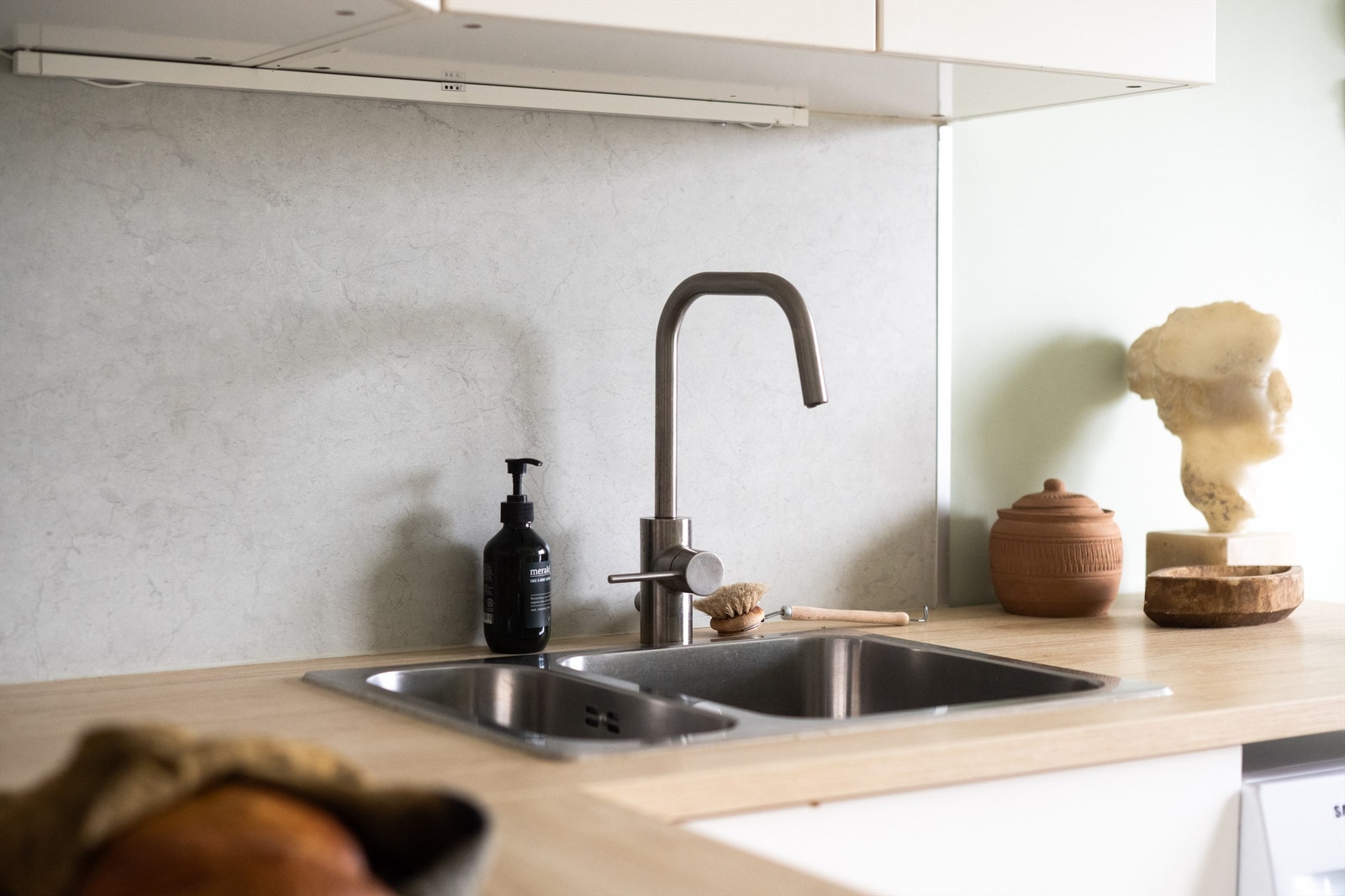 Laminat benkeplate med nedfelt vask og skyllekum. Galleribilde