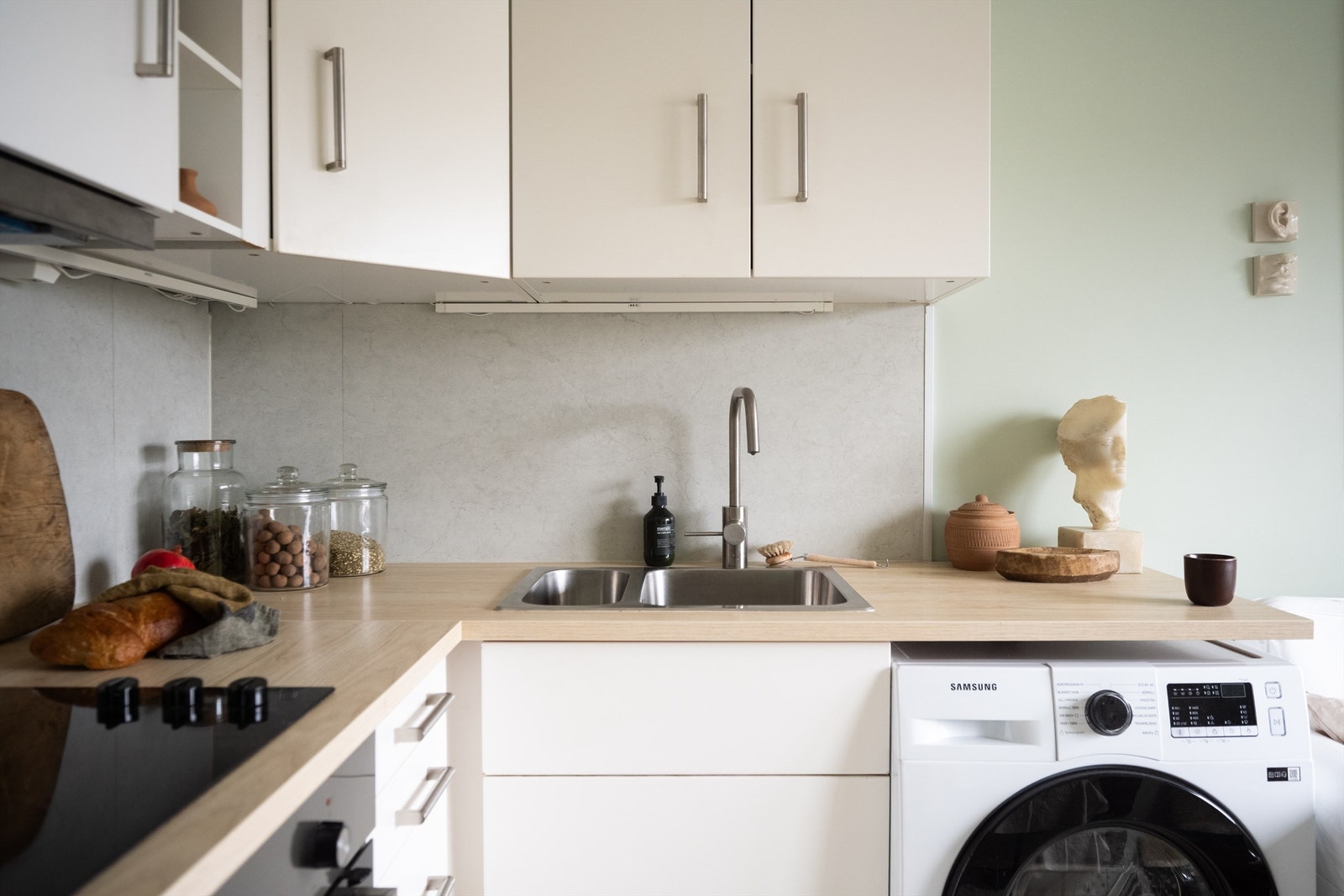 Kjøkkenet har en moderne innredning med glatte fronter, integrert platetopp og stekeovn. WaterGuard er installert ved kjøkkenbenken for ekstra trygghet. Galleribilde