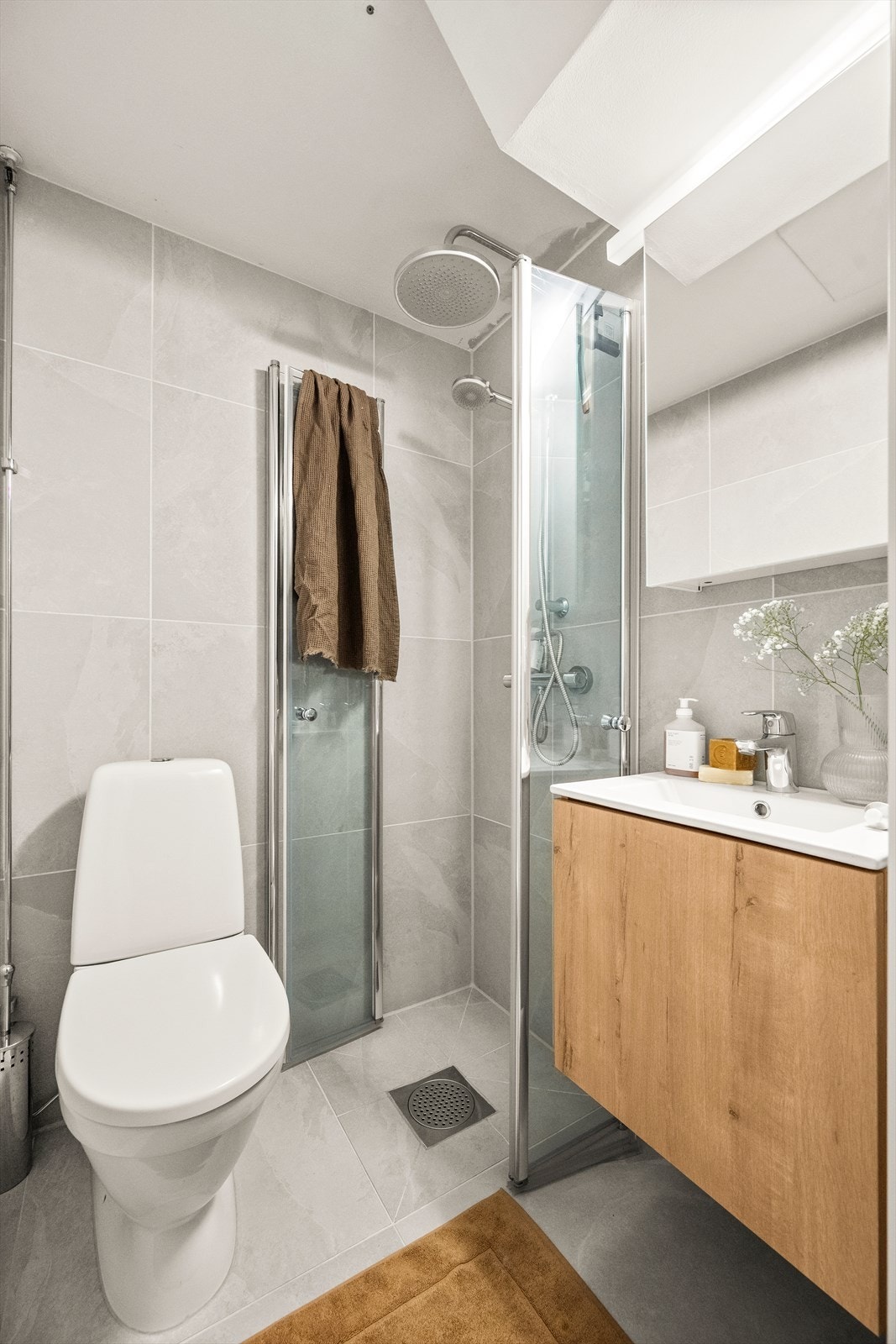 Lekkert flislagt bad fra 2025 med gulvvarme. Galleribilde