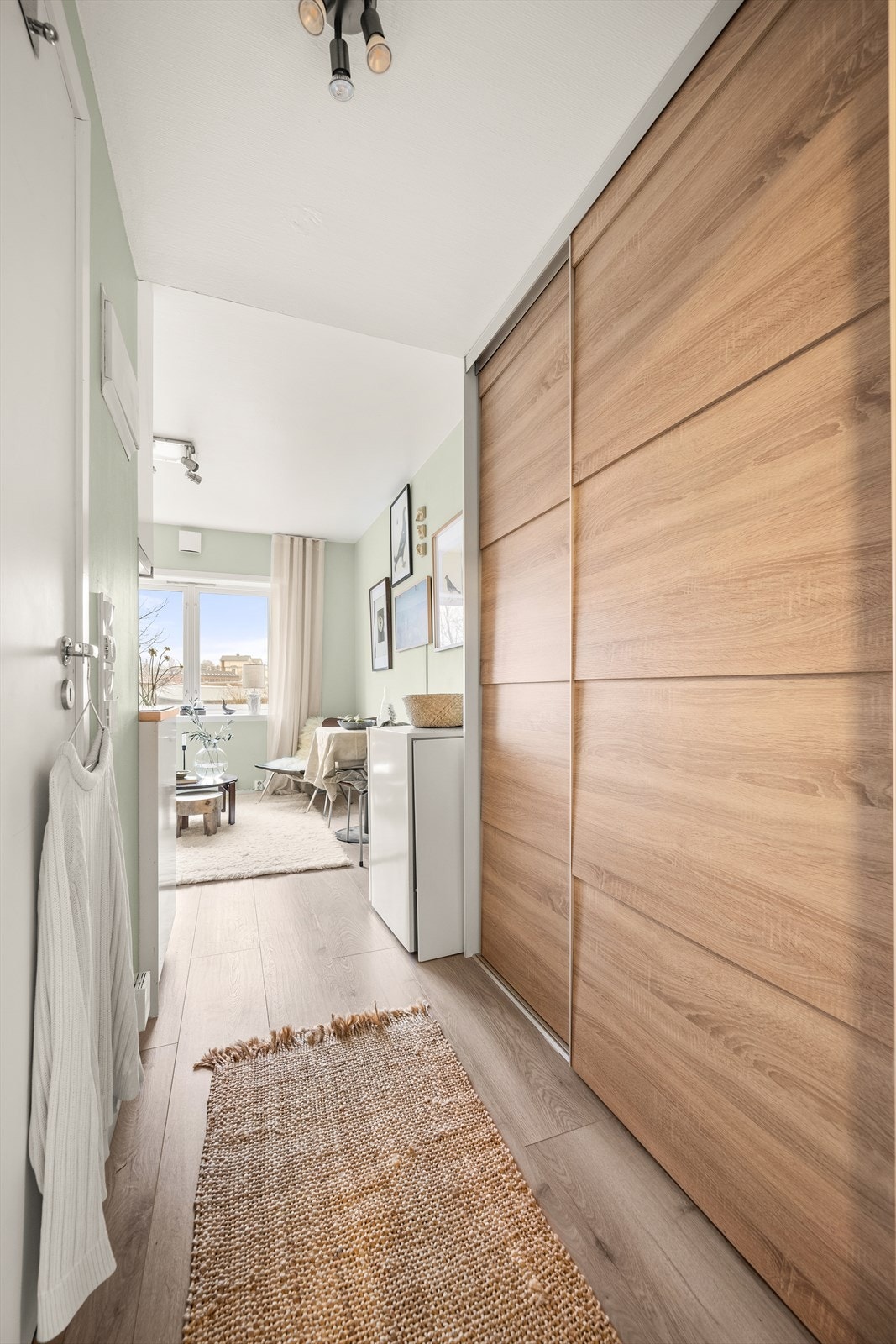 Stor skyvedørsgarderobe som gir god plass til klær, yttertøy og sko. Galleribilde