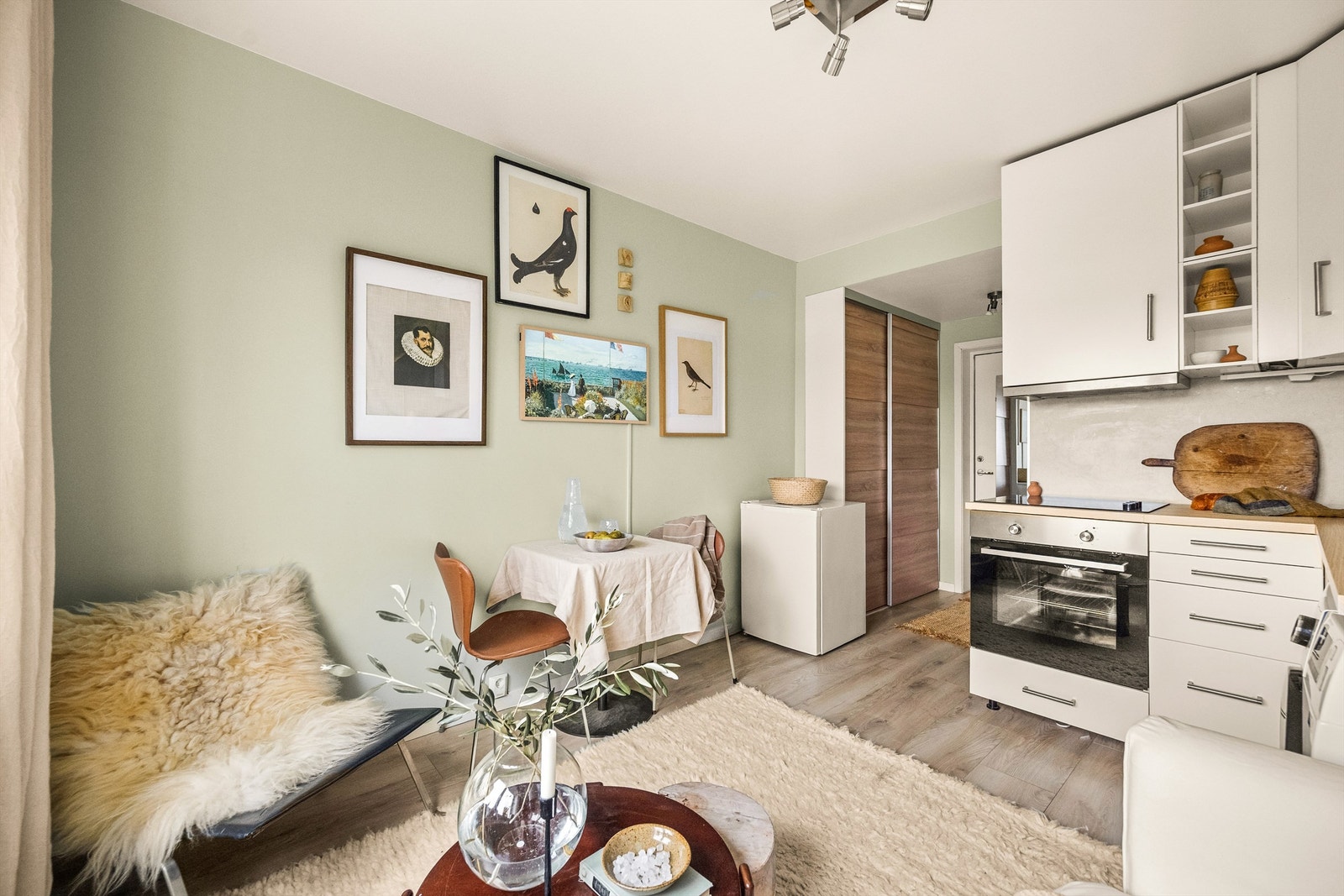 Den åpne løsningen gir fleksibilitet til å møblere med både sittegruppe og en liten spiseplass. Foto: Martine Eren Studio Galleribilde