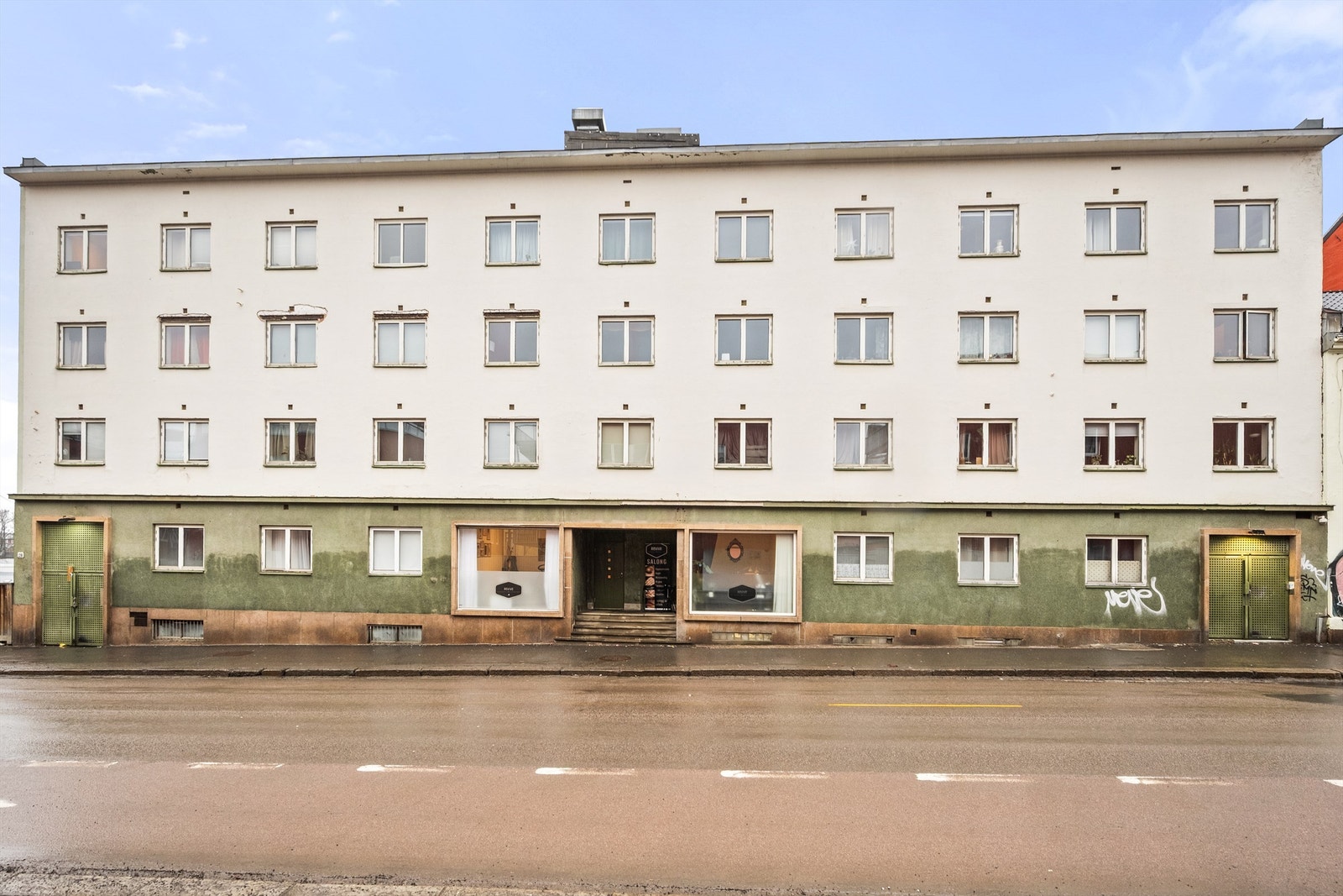 Leiligheten ligger sentralt til på Vålerenga, med bussholdeplass rett utenfor døren. Galleribilde