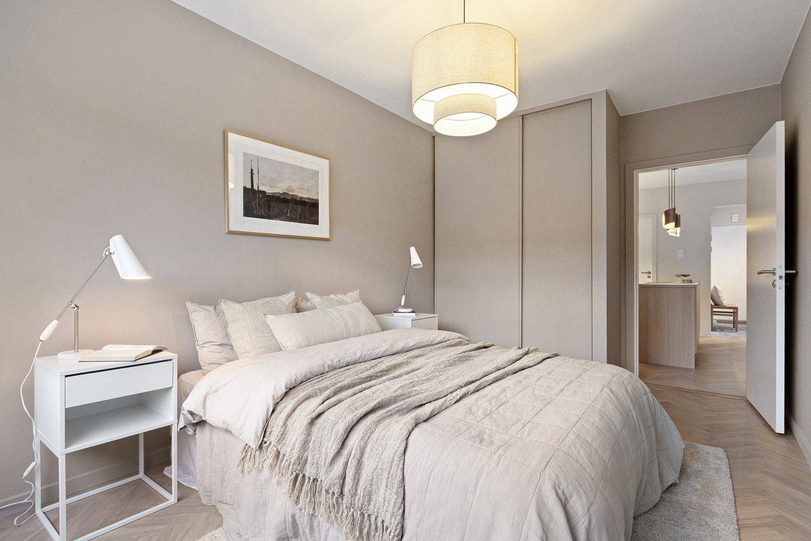 Lyst og romslig soverom med plass til dobbeltseng og tilhørende møblement, samt plassbygget skyvedørsgarderobe med gode oppbevaringsmuligheter Galleribilde