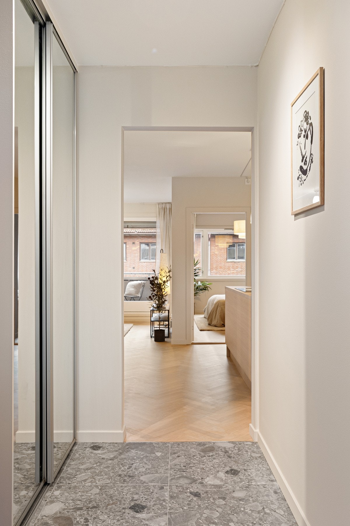 Stuen har direkte tilknytning til et romslig og innbydende soverom Galleribilde