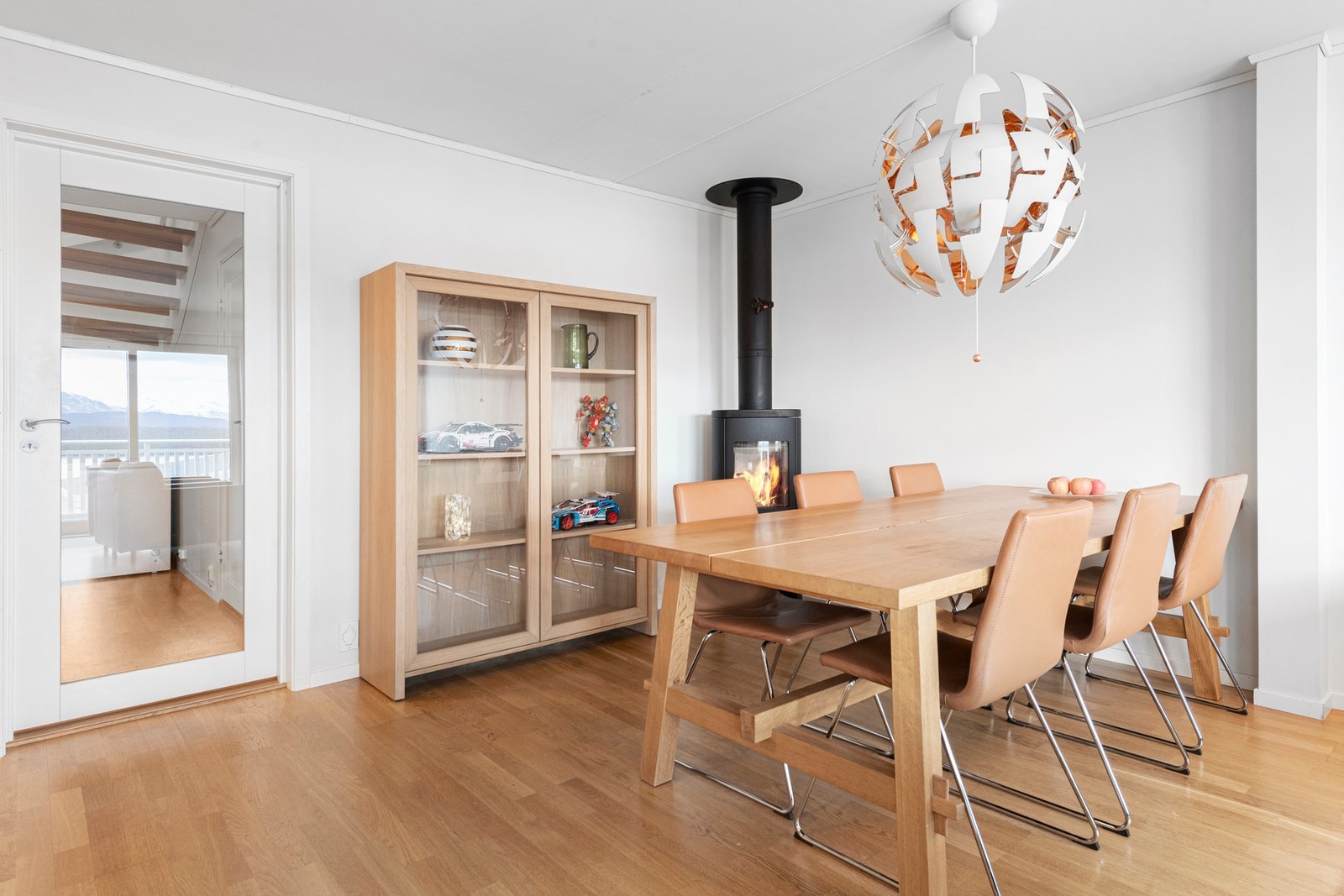 Stuen er av god størrelse og har god plass til spisestue Galleribilde