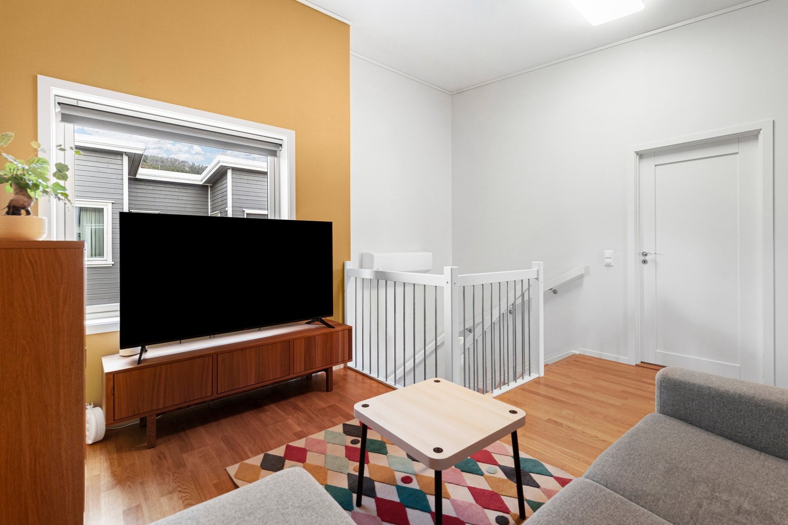 Stuen er utstyr med elektrisk rullgardin som gjør det enkelt å regulere lysinnslipp og skape ønsket stemmning Galleribilde