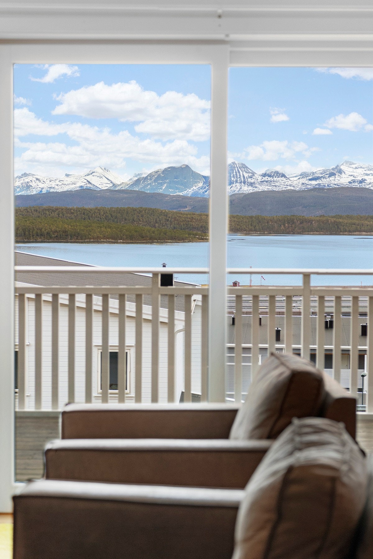 Fra stuen har du vakker utsikt utover fjord og fjell Galleribilde