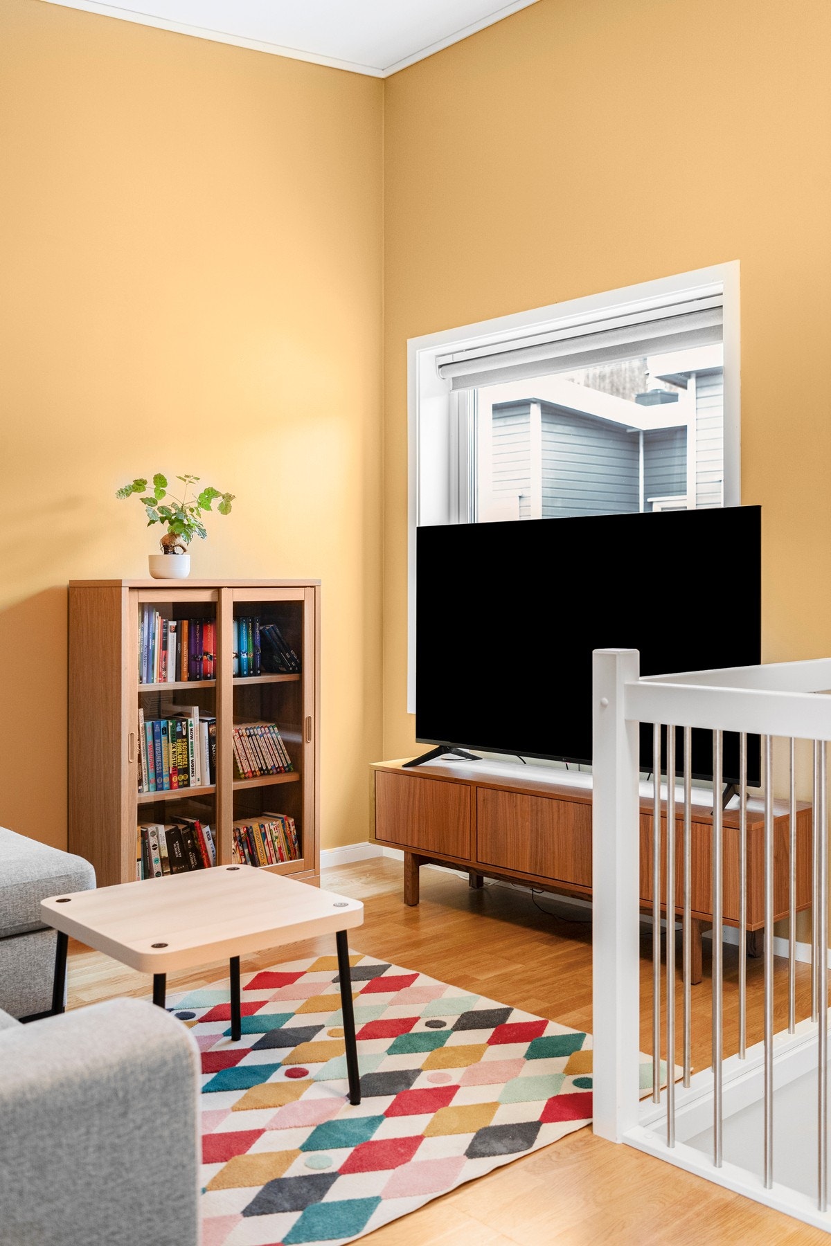 Loftstuen er malt i varme toner som skaper en behagelig atmosfære Galleribilde