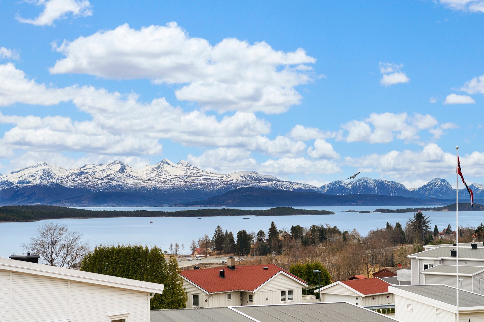 Boligen ligger i et attraktiv og familievennlig boligområde på Nedre Eikrem, i flotte omgivelser med nærhet til sjø, fjell og fine turområder Galleribilde