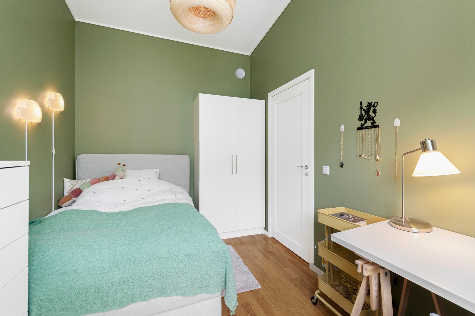 Soverom 2 - Er av god størrelse og har plass til seng, garderobeskap og øvrige soveromsmøblement Galleribilde