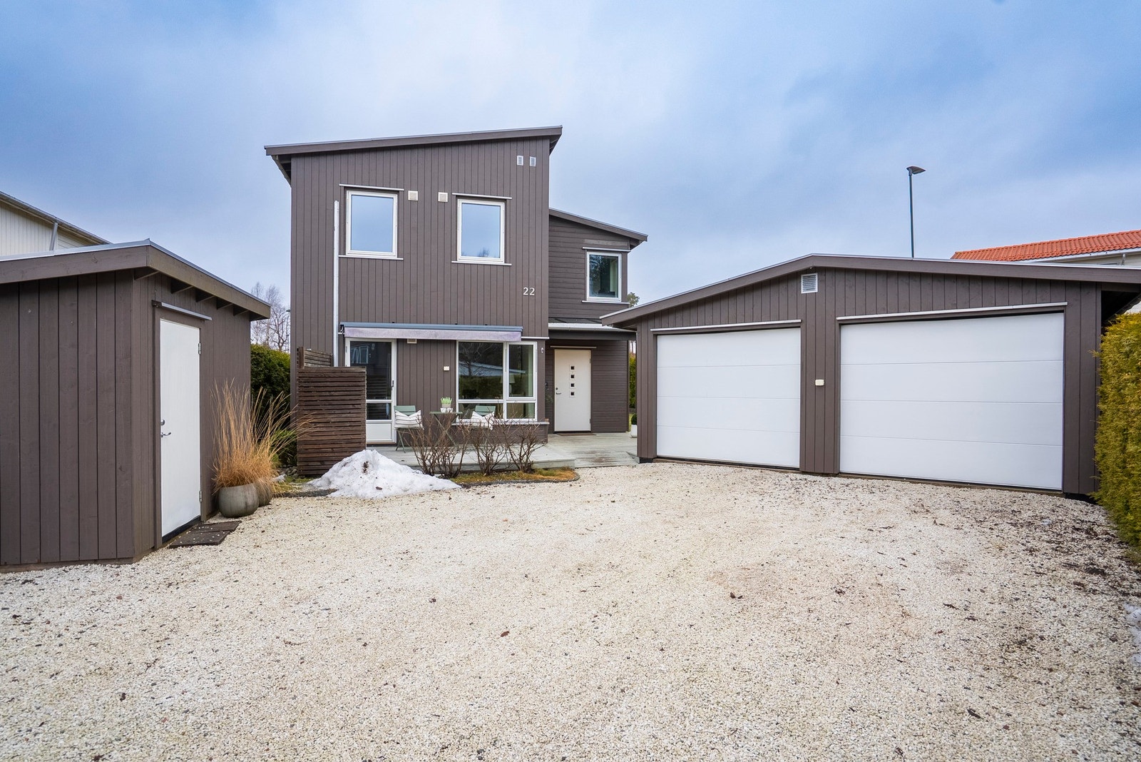 Her har du god plass til parkering i innkjørsel og dobbel garasje - god oppbevaringsplass i utvendig bod Galleribilde