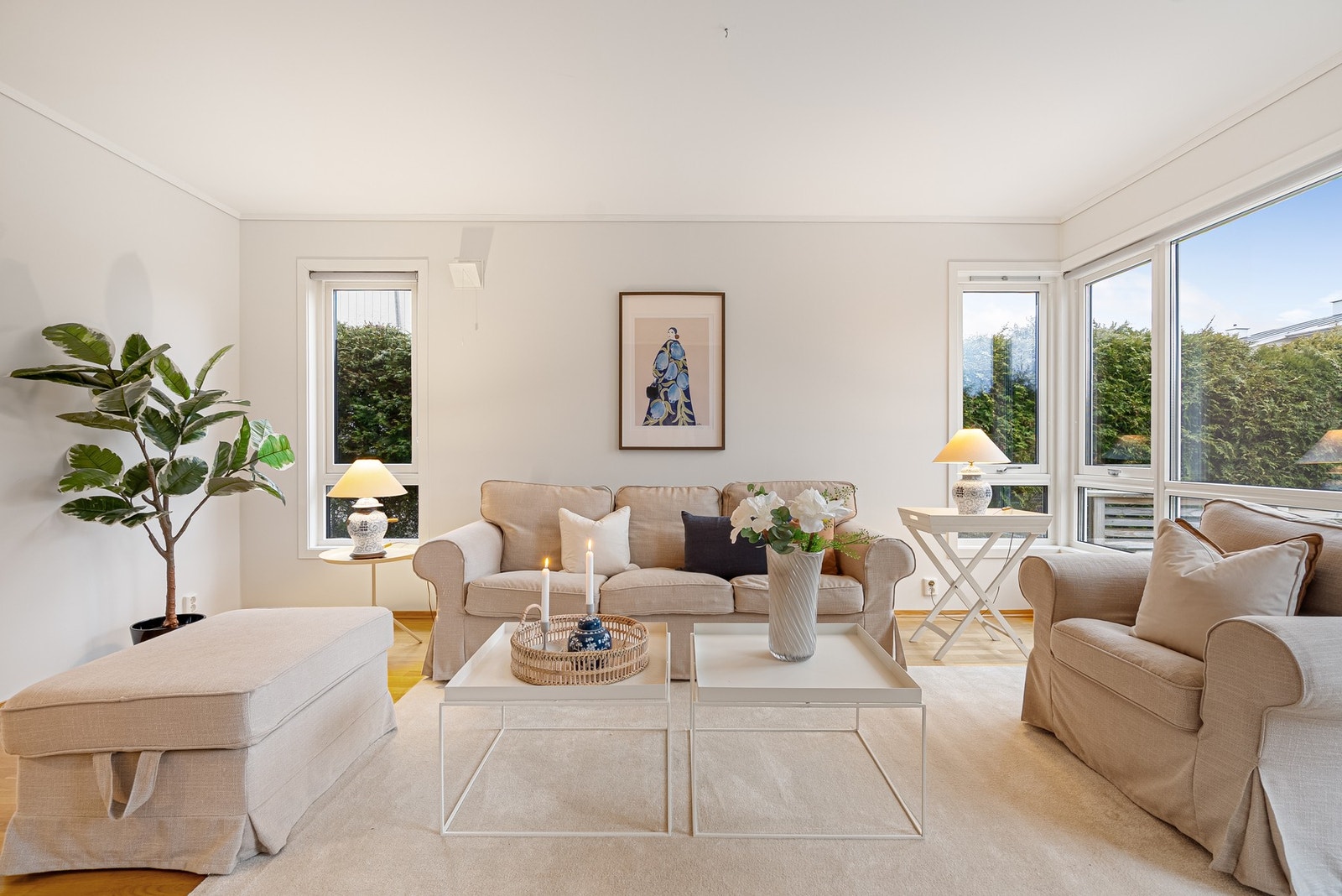 I den andre enden av etasjen finner du en lys og åpen stue Galleribilde