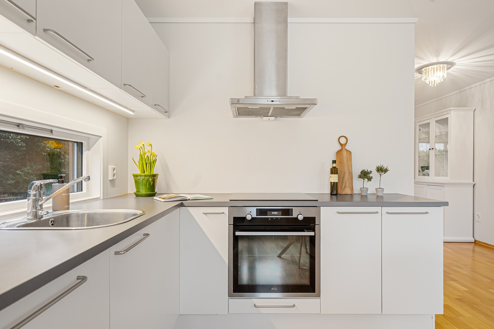 Integrerte hvitevarer og mulighet for ekstra hyller gir fleksible oppbevaringsløsninger ved behov Galleribilde