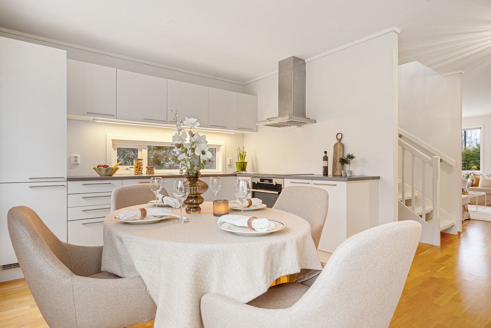 På kjøkkenet har du god skap- og benkeplass, samt ekstra godt arbeidslys fra vindusflater og belysning under overskapene Galleribilde