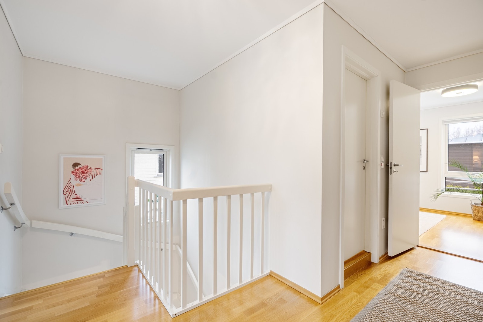 Soverom og bad samlet på samme plan - Praktisk og effektiv adgang for hele familien Galleribilde