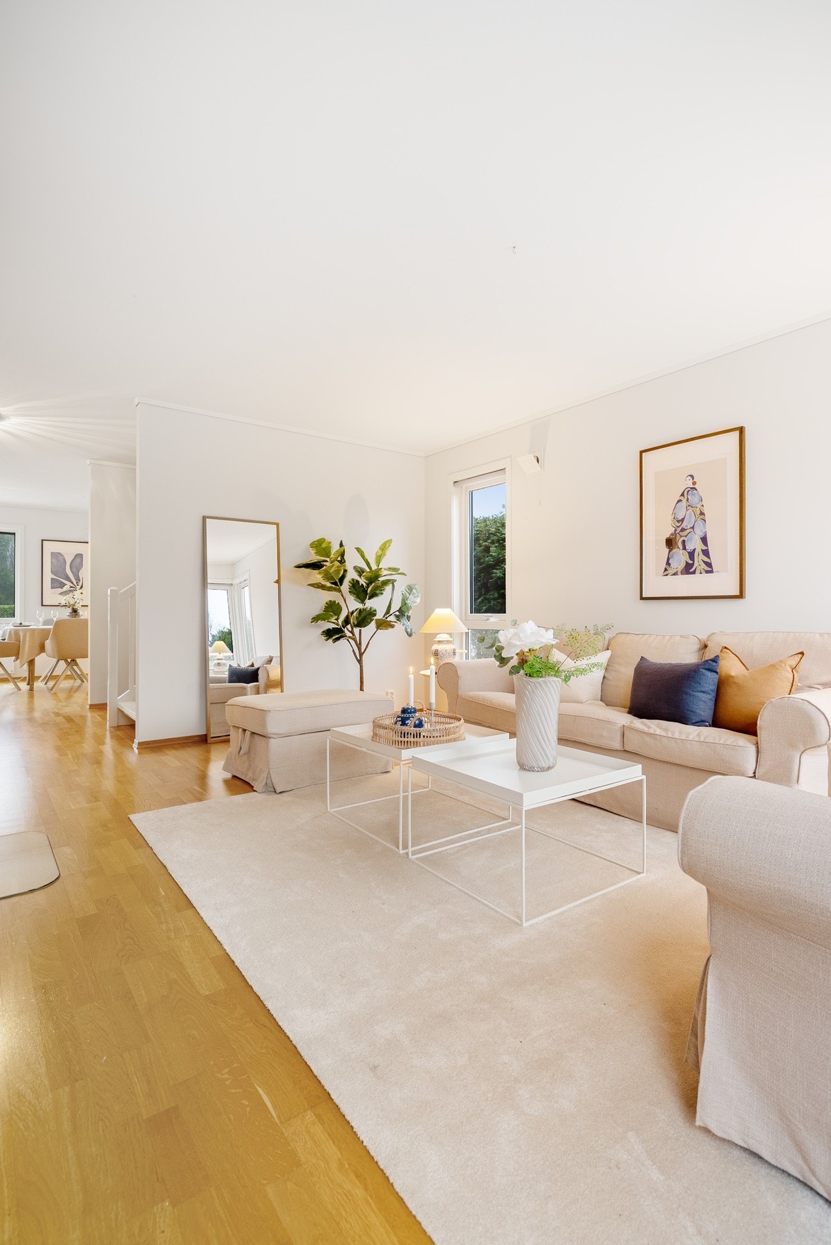 Lys og åpen etasje med god flyt mellom de forskjellige områdene Galleribilde