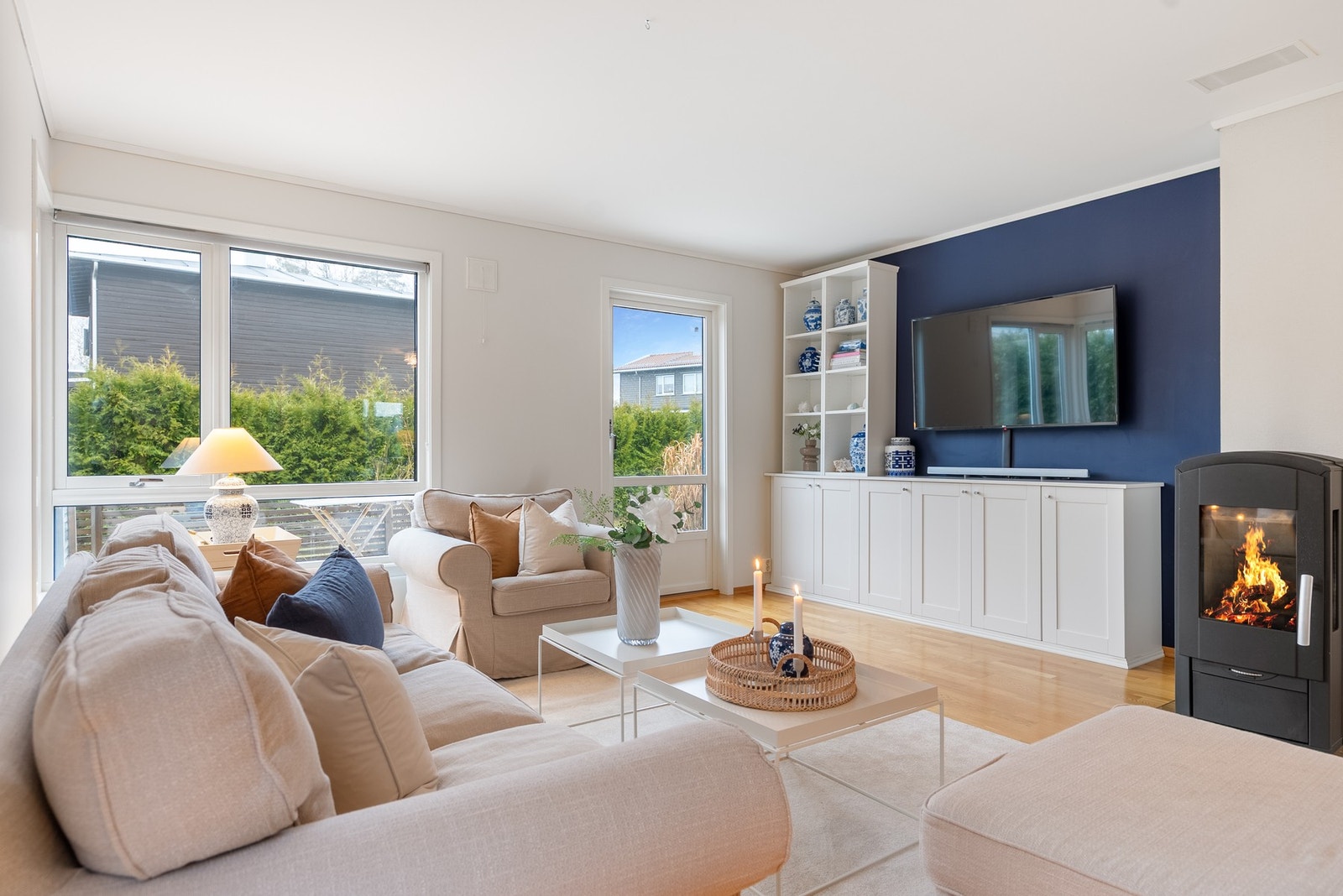 I stuen har du utgang til boligens andre uteplass, som gir en naturlig forlengelse av oppholdsrommet Galleribilde