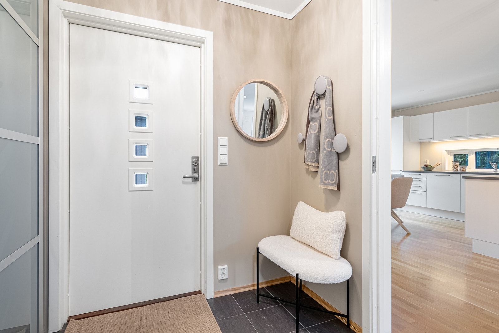 Velkommen - Flislagt entré med varme i gulvet og skyvedørsgarderobe for ryddig og enkel klesoppbevaring Galleribilde