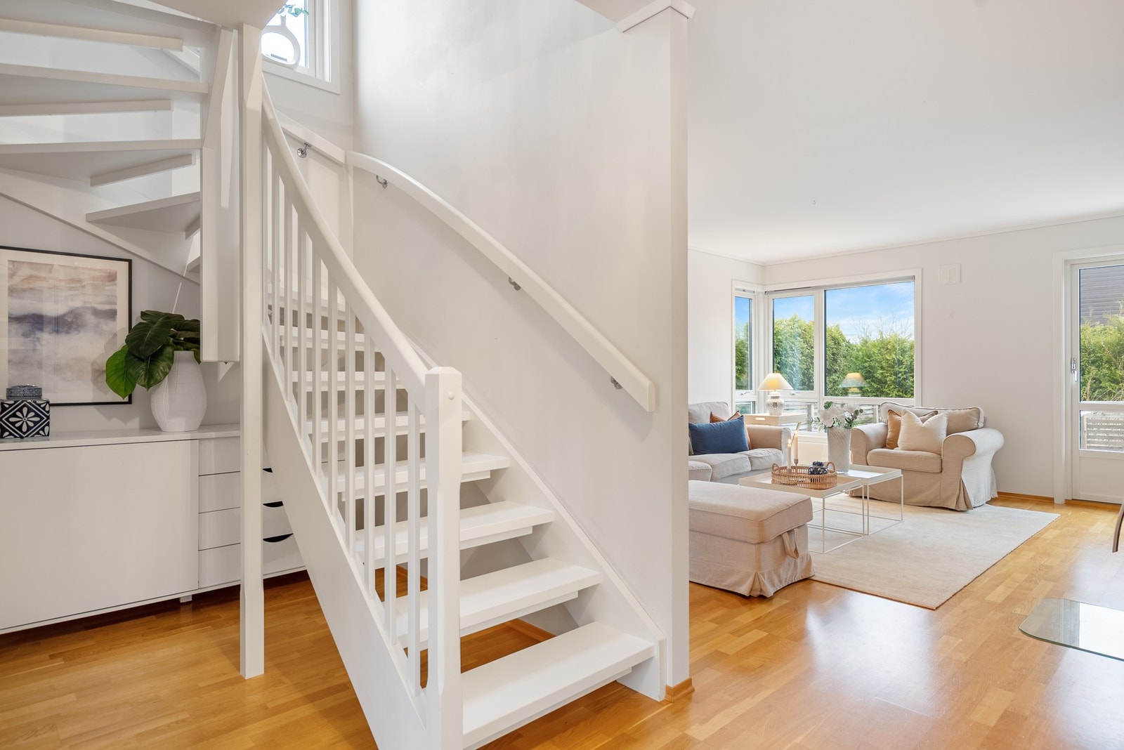 Trapperommet skiller av etasjen - her har du plass til kontorområde under trappen Galleribilde