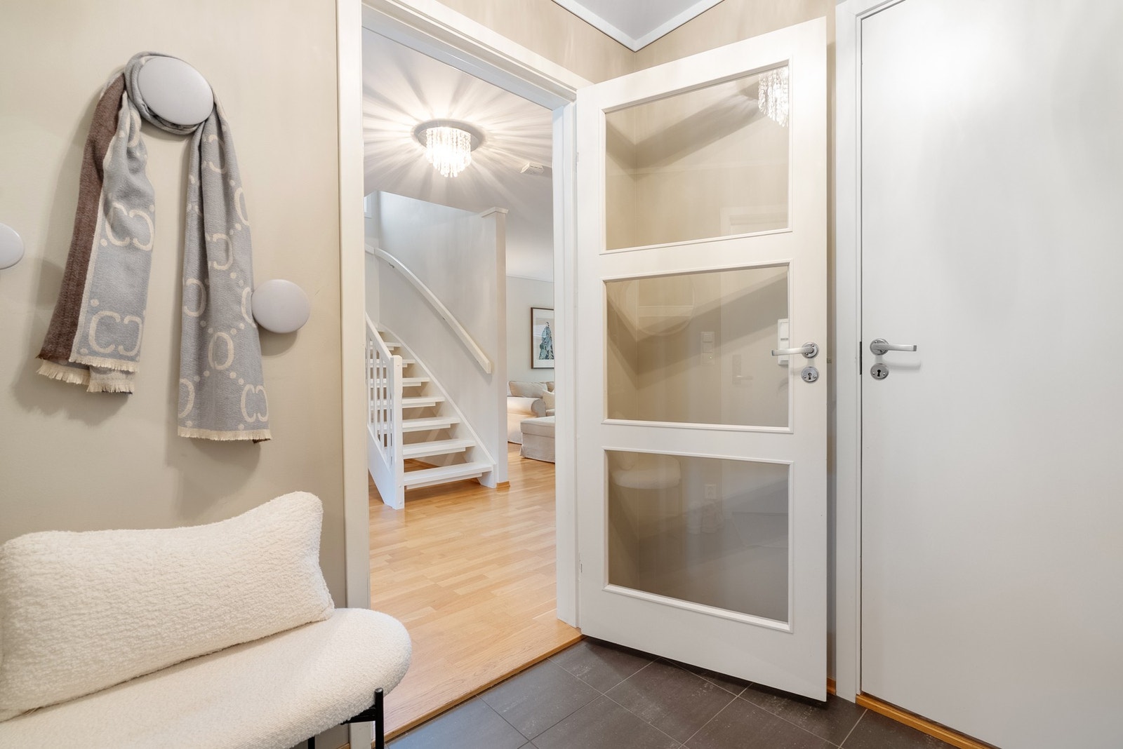 Fra entreen har du adkomst til bad med innvendig bod innenfor - praktisk og lett tilgjengelig Galleribilde