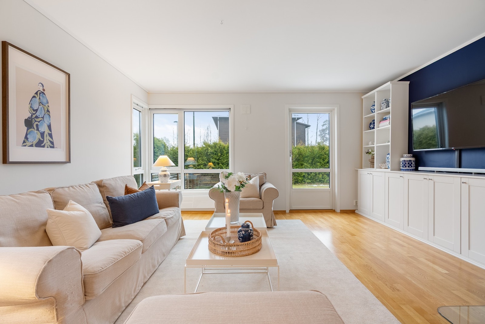 Plass til romslig sofagruppe hvor familie og venner kan samles til en hyggelig kveld Galleribilde